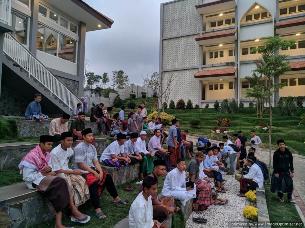siswa Al Hikmah Boarding Batu menunggu shalat